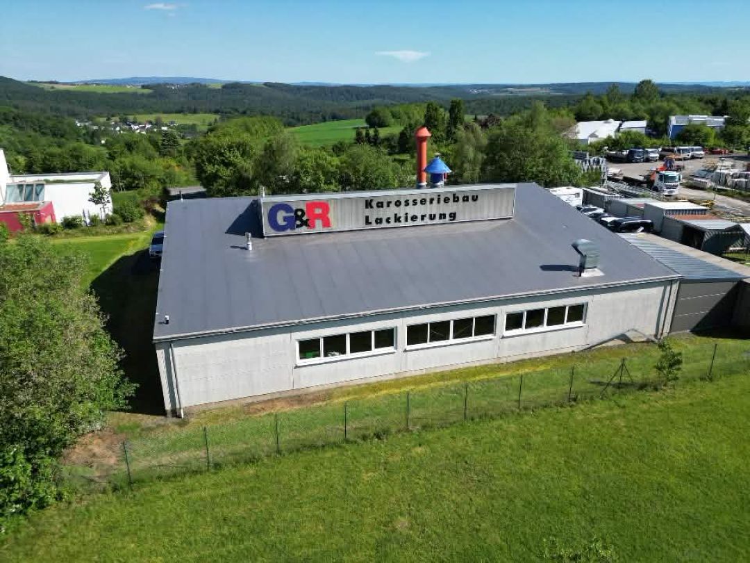 G.R Autolackiererei Kundenparkplätze Hofansicht